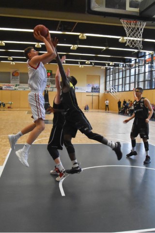 Kay Bruhnke (weißes Trikot, Regnitztal Baskets), Copyright: Brose Bamberg Youngsters