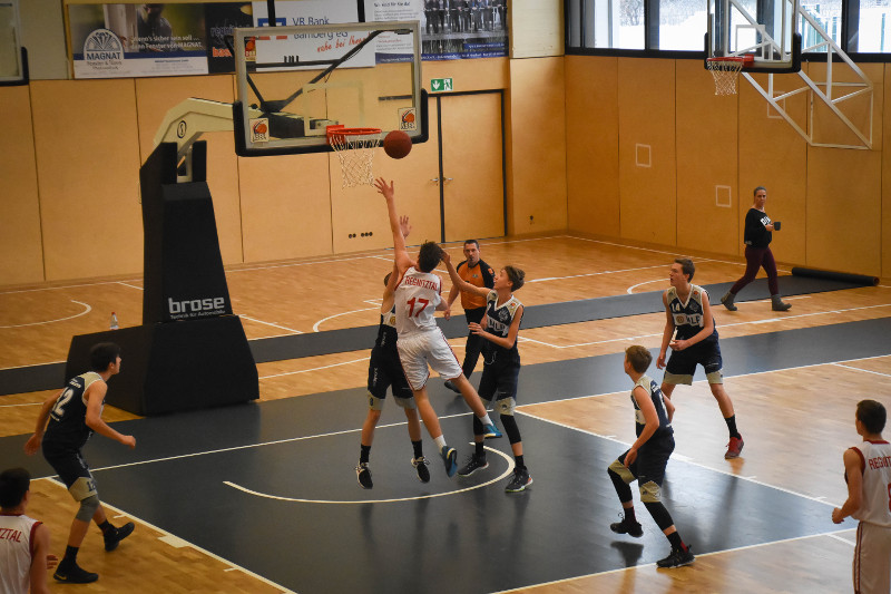 Benjamin Höhmann (mittig, Regnitztal Baskets), Copyright: Brose Bamberg Youngsters