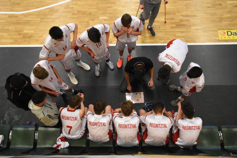 Das Team der Regnitztal Baskets um Head Coach Kevin Kositz (mittig), Copyright: Brose Bamberg Youngsters