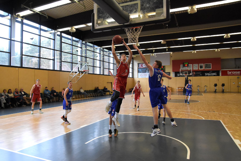 Adrian Bergmann (rotes Trikot, Regnitztal Baskets), Copyright: Brose Bamberg Youngsters