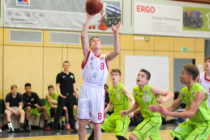 Dennis Lang (weißes Trikot, Regnitztal Baskets/JBBL, Copyright Brose Bamberg Youngsters)