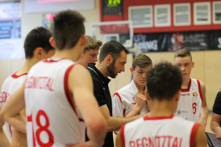 Das Team der Regnitztal Baskets um Head Coach Kevin Kositz, Copyright: Brose Bamberg Youngsters