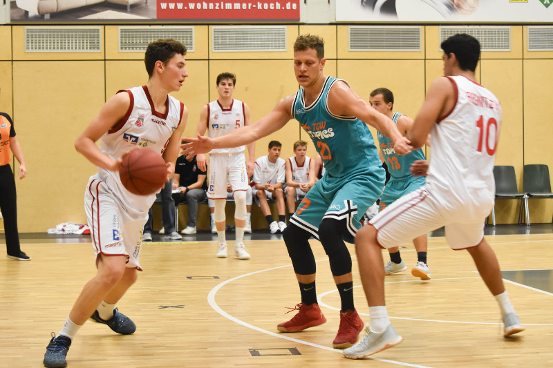 Kay Bruhnke (links, weißes Trikot), Mehmet Uysal (rechts, weißes Trikot), Foto: Brose Bamberg Youngsters