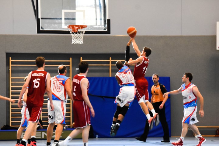 Matthias Fichtner (am Ball) - Foto: Brose Bamberg Youngsters