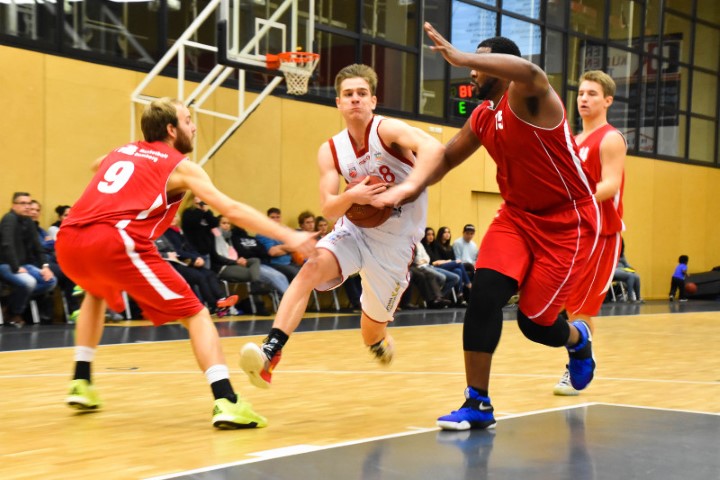 Heinrich Ueberall (mittig weißes Trikot, Regnitztal Baskets) - Copyright: Brose Bamberg Youngsters