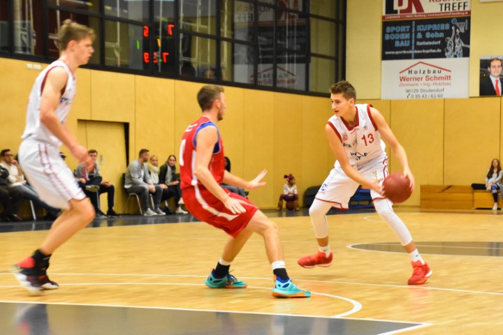 Henri Drell (weißes Trikot, Regnitztal Baskets), Copyright: Brose Bamberg Youngsters