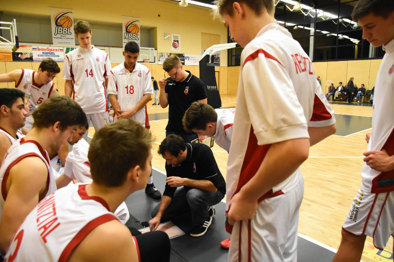 das Team der Regnitztal Baskets um Head Coach Kevin Kositz (Copyright Brose Bamberg Youngsters)