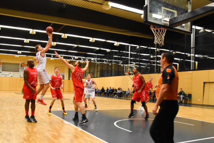 Henri Drell (linksseitig beim Wurf, Regnitztal Baskets), Copyright: Brose Bamberg Youngsters