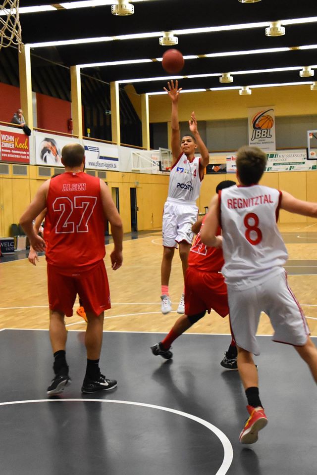 Brandon Tischler (weißes Trikot mittig, Regnitztal Baskets), Copyright: Brose Bamberg Youngsters