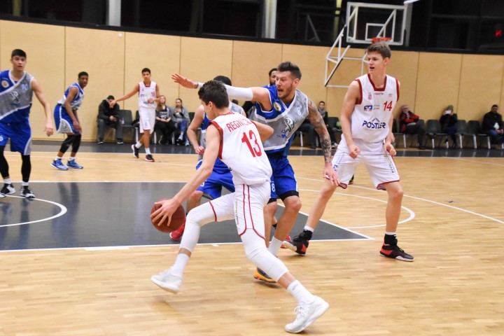 Henri Drell (im Vordergrund, weißes Trikot, Regnitztal Baskets), Copyright: Brose Bamberg Youngsters