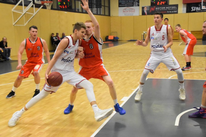 Henri Drell (im Vordergrund im weißen Trikot, im Hintergrund mit der Nummer 5: Adrian Bergmann, beide Regnitztal Baskets), Copyright: Brose Bamberg Youngsters