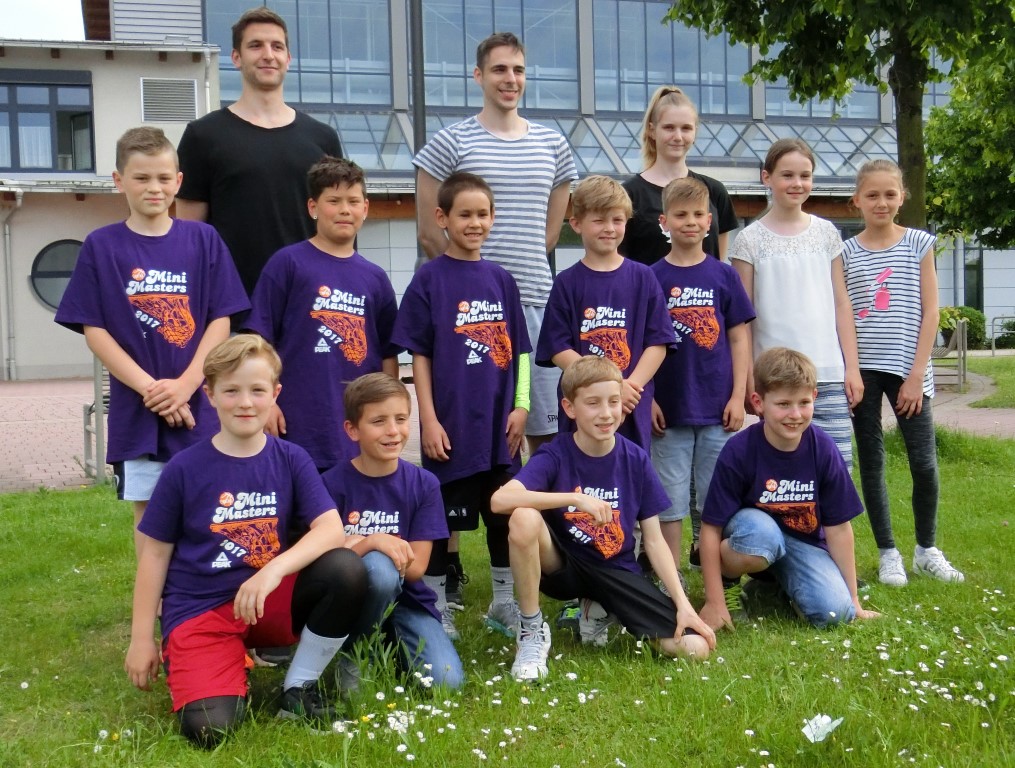 Bildunterschrift: Die erfolgreiche U10 der Regnitztal Baskets mit ihren Trainern.