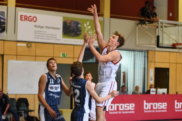 Jakob Keßler (weißes Trikot, Regnitztal Baskets), Copyright Brose Bamberg Youngsters – Lina Ahlf