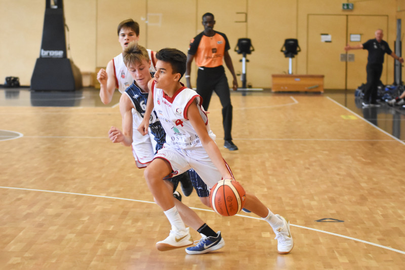 Marlon Stephan (weißes Trikot; Regnitztal Baskets), Copyright: Brose Bamberg Youngsters – Lina Ahlf 