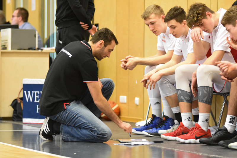 Head Coach Kevin Kositz bei der Ansprache seiner Spieler (Regnitztal Baskets), Copyright Brose Bamberg Youngsters – Lina Ahlf