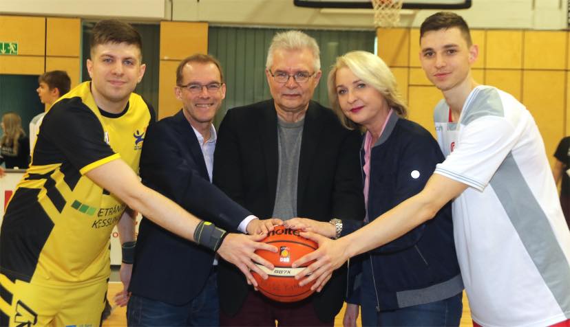 Jürgen Stäudler (Manager Regnitztal Baskets), Heike Bollwien (SPD Bürgermeister-Kandidatin) und Moritz Plescher (Spielführer Regnitztal Baskets).